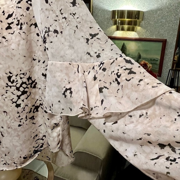 H by HALSTON Size M Speckled Chiffon Ruffled Asymmetrical Blouse Ivory Tan Black - Picture 9 of 12